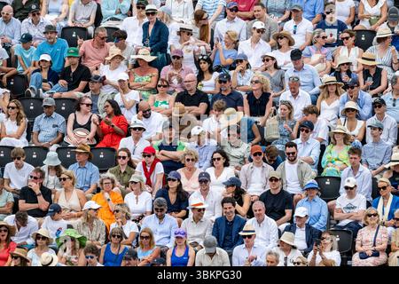London, Großbritannien. 22. Juni 2025. Zuschauer sehen das Finale der Männer im Einzelspiel zwischen Carlos Alcaraz (Spanien) und Jiri Lehecka (Tschechisch) bei den HSBC Championships im Queen’s Club. Quelle: Stephen Chung / Alamy Live News Stockfoto