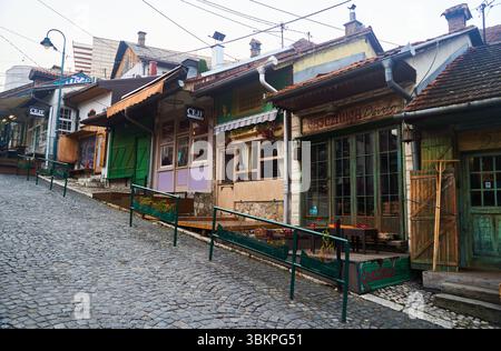 Sarajevo, Bosnien - 2. Dezember 2022: Eine charmante und malerische Kopfsteinpflasterstraße mit lebhaften, farbenfrohen Geschäften und Boutiquen Stockfoto
