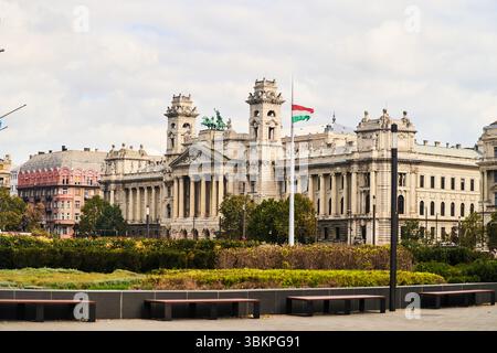 Ungarn, Budapest - 04.10.2022: Das Gebäude der ungarischen Nationalversammlung ist wirklich atemberaubend Stockfoto