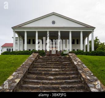 Das majestätische historische Rosemont-Herrenhaus in Berryville, Virginia, mit Steintreppen, die zu seinem großen Eingang führen. Stockfoto