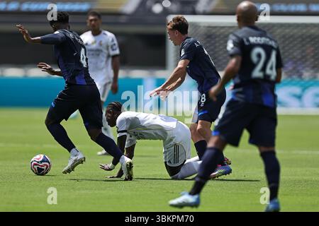 Charlotte, Usa. Juni 2025. Die Bank of America Stadium Vinicius Jr. von Real Madrid streitet den Ball mit Agustin Palavecino aus Pachuca, während des Spiels zwischen Real Madrid und Pachuca, um die zweite Runde der Gruppe H der FIFA Club-Weltmeisterschaft 2025, am 22. Sonntag im Bank of America Stadion. 30761 (Heuler Andrey/SPP) Credit: SPP Sport Press Photo. /Alamy Live News Stockfoto