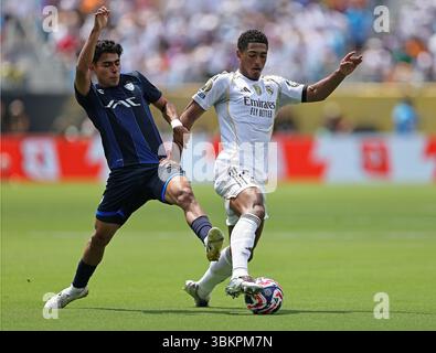Charlotte, Usa. Juni 2025. Das Bank of America Stadion Elias Montiel von Real Madrid streitet den Ball mit Elias Montiel aus Pachuca, während des Spiels zwischen Real Madrid und Pachuca, um die zweite Runde der Gruppe H der FIFA Club-Weltmeisterschaft 2025, am 22. Sonntag im Bank of America Stadion. 30761 (Heuler Andrey/SPP) Credit: SPP Sport Press Photo. /Alamy Live News Stockfoto