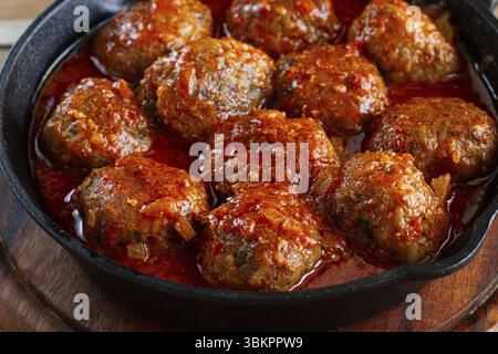 Hackfleischbällchen, in Tomatensauce, in einer gusseisernen Pfanne, hausgemacht, keine Leute Stockfoto