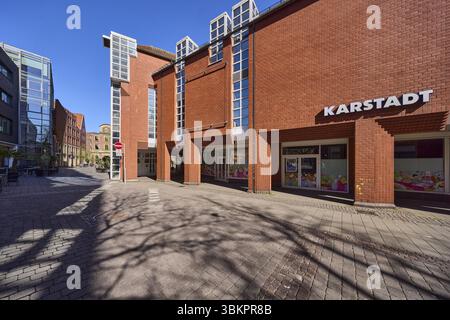 Karstadt Galeria Kaufhof, Kaufhäuser, Backsteinbau, moderne Architektur, Fußgängerzone, Eingangsbereich, blauer wolkenloser Himmel, Heinrich-Brueni Stockfoto