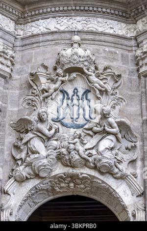 Detail mit Statuen der religiösen Darstellung der gotischen Kathedrale von Valencia (Catedral de Valencia) auf der Plaza de la Reina im Zentrum Stockfoto