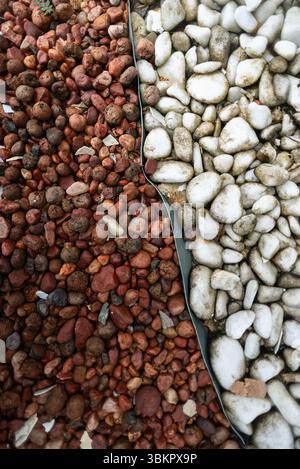 Rahmen voller dekorativer brauner und weißer Steine. Textur. Hintergrund. Geometrie. Stockfoto