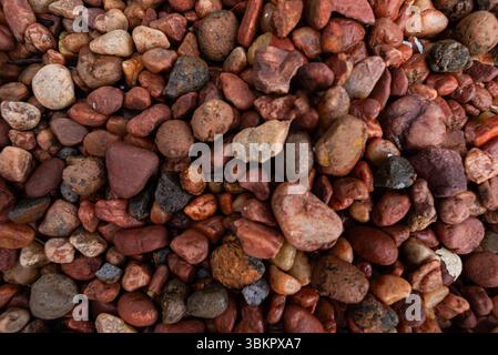Rahmen voller dekorativer brauner und weißer Steine. Textur. Hintergrund. Geometrie. Stockfoto