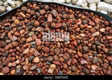 Rahmen voller dekorativer brauner und weißer Steine. Textur. Hintergrund. Geometrie. Stockfoto