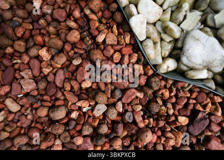 Rahmen voller dekorativer brauner und weißer Steine. Textur. Hintergrund. Geometrie. Stockfoto