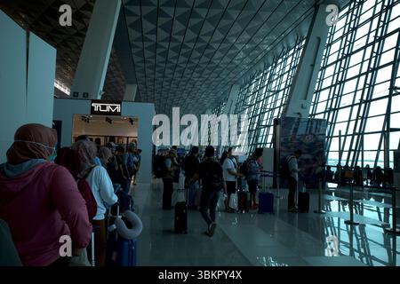 Jakarta, Indonesien - 30. November 2024: Passagiere am Soekarno Hatta International Airport, Jakarta, Indonesien, warten auf ihren Flug. Stockfoto