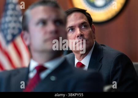 US-Verteidigungsminister Pete Hegseth und Außenminister Marco Rubio beobachten während der Operation Midnight Hammer am 21. Juni 2025 US-Luftangriffe auf iranische Atomziele aus dem Lageraum des Weißen Hauses. (USA) Stockfoto