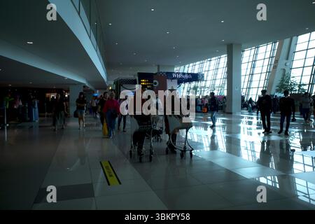 Jakarta, Indonesien - 30. November 2024: Passagiere am Soekarno Hatta International Airport, Jakarta, Indonesien, warten auf ihren Flug. Stockfoto