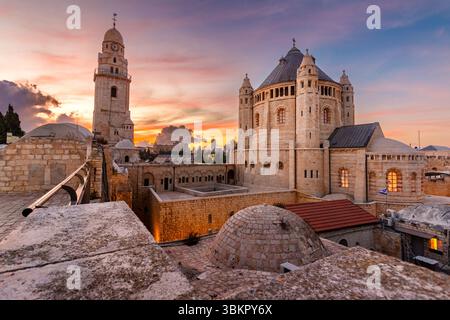 Die Dormition Abbey und ihr Glockenturm bei Sonnenuntergang direkt vor den Mauern der Altstadt von Jerusalem, Israel Stockfoto