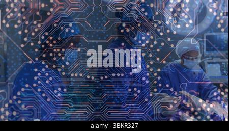 Operierende Chirurgen, die Einschnitte in ODER unter Operationslicht durchführen, mit Leiterplattenüberlagerung Stockfoto