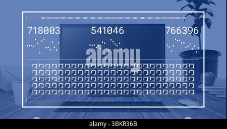 Anzeige des Laptops mit numerischen Codes und Raster auf dunklem Bildschirm im Heimbüro, mit Werk, Büchern Stockfoto