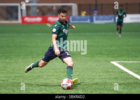 Toronto, Kanada. Juni 2025. Riley Ferrazzo #23 von York United FC schießt den Ball während des Spiels der kanadischen Premier League zwischen York United FC und Atletico Ottawa im York Lions Stadium. Am 22. Juni 2025 in Toronto, Ontario, Kanada. (Foto: Leonardo Ramirez/ Credit: Eyepix Group/Alamy Live News Stockfoto