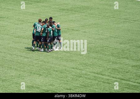 Toronto, Kanada. Juni 2025. Die Spieler des York United FC treffen sich auf dem Spielfeld während des Spiels der Canadian Premier League zwischen York United FC und Atletico Ottawa im York Lions Stadium. Am 22. Juni 2025 in Toronto, Ontario, Kanada. (Foto: Leonardo Ramirez/ Credit: Eyepix Group/Alamy Live News Stockfoto