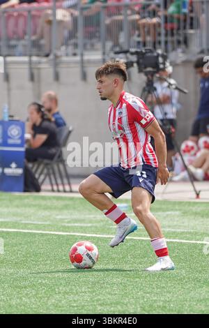 Toronto, Kanada. Juni 2025. Gabriel Antinoro #11 von Atletico Ottawa dribbelt den Ball während des Spiels der kanadischen Premier League zwischen York United FC und Atletico Ottawa im York Lions Stadium. Am 22. Juni 2025 in Toronto, Ontario, Kanada. (Foto: Leonardo Ramirez/ Credit: Eyepix Group/Alamy Live News Stockfoto