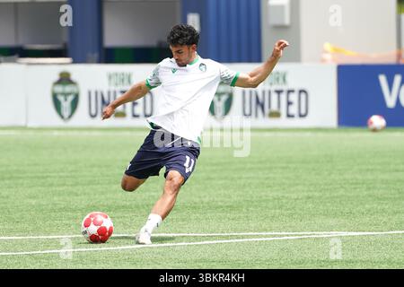 Toronto, Ontario, Kanada. Juni 2025. Massimo Ferrin #11 von York United FC wärmt sich vor dem Spiel gegen Atletico Ottawa als Teil der kanadischen Premier League im York Lions Stadium auf. Am 22. Juni 2025 in Toronto, Ontario, Kanada. (Kreditbild: © Leonardo Ramirez/eyepix via ZUMA Press Wire) NUR REDAKTIONELLE VERWENDUNG! Nicht für kommerzielle ZWECKE! Stockfoto