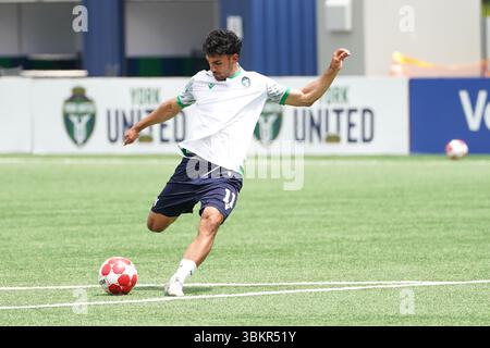 Toronto, Kanada. Juni 2025. Massimo Ferrin #11 von York United FC wärmt sich vor dem Spiel gegen Atletico Ottawa als Teil der kanadischen Premier League im York Lions Stadium auf. Am 22. Juni 2025 in Toronto, Ontario, Kanada. (Foto: Leonardo Ramirez/Eyepix Group/SIPA USA) Credit: SIPA USA/Alamy Live News Stockfoto