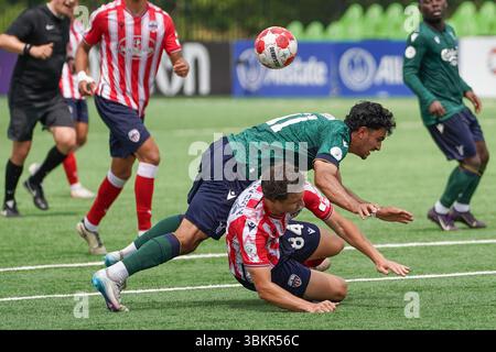 Toronto, Kanada. Juni 2025. Massimo Ferrin #11 von York United FC kämpft um den Ball gegen Sergei Kozlovskiy #84 von Atletico Ottawa im CPL-Spiel im York Lions Stadium. Am 22. Juni 2025 in Toronto, Ontario, Kanada. (Foto: Leonardo Ramirez/Eyepix Group/SIPA USA) Credit: SIPA USA/Alamy Live News Stockfoto