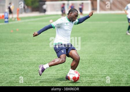 Toronto, Ontario, Kanada. Juni 2025. Adonijah Reid #10 von York United FC wärmt sich vor dem Spiel gegen Atletico Ottawa als Teil der kanadischen Premier League im York Lions Stadium auf. Am 22. Juni 2025 in Toronto, Ontario, Kanada. (Kreditbild: © Leonardo Ramirez/eyepix via ZUMA Press Wire) NUR REDAKTIONELLE VERWENDUNG! Nicht für kommerzielle ZWECKE! Stockfoto