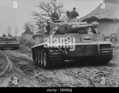 WW2 Screen B&W STILL Deutsche Tiger Panzer bewegen sich in Richtung Front Front an der Ostfront Stockfoto