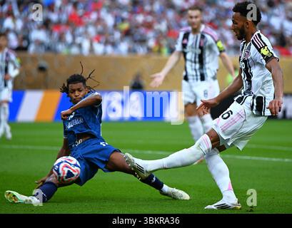 Philadelphia, USA. Juni 2025. Lloyd Kelly (R) von Juventus schießt während des Gruppenspiels G zwischen Juventus von Italien und Wydad AC von Marocco bei der FIFA Club-Weltmeisterschaft 2025 in Philadelphia, USA, am 22. Juni 2025. Quelle: Wu Xiaoling/Xinhua/Alamy Live News Stockfoto