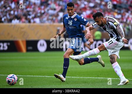 Philadelphia, USA. Juni 2025. Nicolas Gonzalez (R) von Juventus schießt während des Gruppenspiels G zwischen Juventus von Italien und Wydad AC von Marocco bei der FIFA Club-Weltmeisterschaft 2025 in Philadelphia, USA, 22. Juni 2025. Quelle: Wu Xiaoling/Xinhua/Alamy Live News Stockfoto