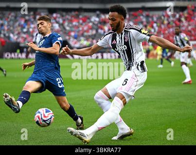 Philadelphia, USA. Juni 2025. Lloyd Kelly (R) von Juventus schießt während des Gruppenspiels G zwischen Juventus von Italien und Wydad AC von Marocco bei der FIFA Club-Weltmeisterschaft 2025 in Philadelphia, USA, am 22. Juni 2025. Quelle: Wu Xiaoling/Xinhua/Alamy Live News Stockfoto