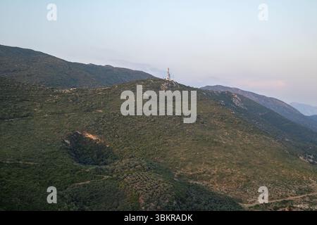 Telekommunikationsturm auf einem Berggipfel in der Abenddämmerung Stockfoto