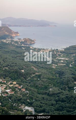 Hochwinkelblick auf Coastal Village und üppige grüne Landschaft Stockfoto