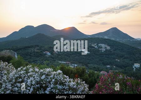 Sonnenuntergang, bergige Landschaft, lebhafte Blüten, Dämmerung, ruhige Aussicht, Panorama, Olivenhaine, Mittelmeer, friedlich, ruhig, wunderschön, malerisch Stockfoto