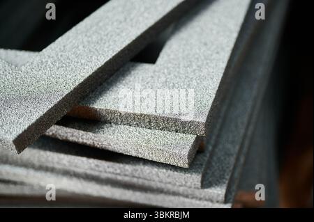 Schaumstoffrahmen, fertig zum Basteln und Füllen von Geschenkboxen mit durchdachten Überraschungen, perfekt für Feiern und besondere Anlässe Stockfoto