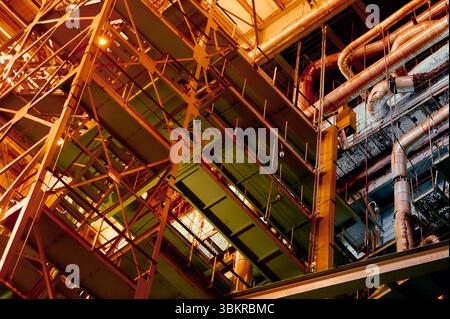 Industrielle Treppenstruktur mit komplizierten Metallarbeiten und Beleuchtung in einer urbanen Umgebung bei Nacht Stockfoto