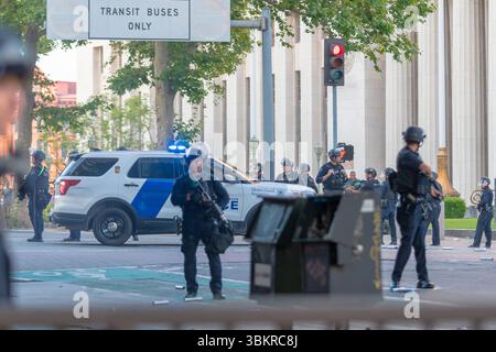 Los Angeles, USA, 8. Juni 2025 Homeland Security Patrouillenfahrzeug, das während einer Demonstration in der Innenstadt gegen ausgedehnte EISOPERATIONEN durch das Gebiet fährt Stockfoto