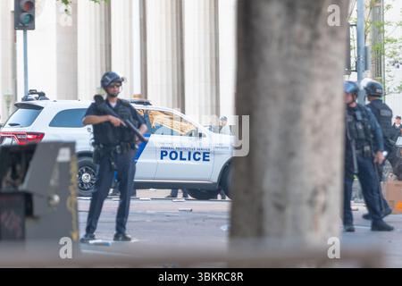Los Angeles, USA, 8. Juni 2025 Homeland Security Patrouillenfahrzeug, das während einer Demonstration in der Innenstadt gegen ausgedehnte EISOPERATIONEN durch das Gebiet fährt Stockfoto