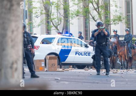 Los Angeles, USA, 8. Juni 2025 Homeland Security Patrouillenfahrzeug, das während einer Demonstration in der Innenstadt gegen ausgedehnte EISOPERATIONEN durch das Gebiet fährt Stockfoto