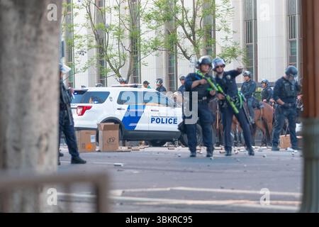 Los Angeles, USA, 8. Juni 2025 Homeland Security Patrouillenfahrzeug, das während einer Demonstration in der Innenstadt gegen ausgedehnte EISOPERATIONEN durch das Gebiet fährt Stockfoto