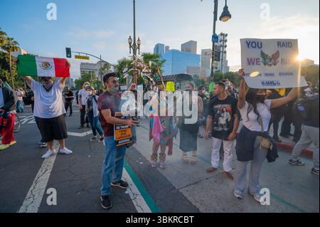 Los Angeles, USA, 8. Juni 2025 Demonstranten mit Schildern rufen während einer Demonstration in der Innenstadt gegen erweiterte EISOPERATIONEN und zur Unterstützung Slogans Stockfoto