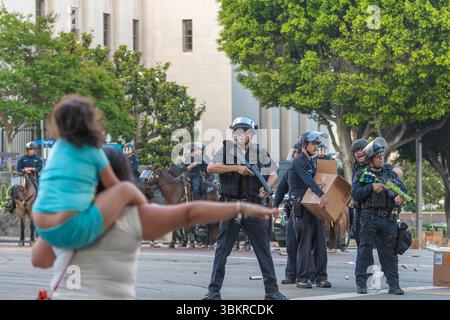 Los Angeles, USA, 8. Juni 2025 Mutter mit Kind auf den Schultern ruft während einer Demonstration in der Innenstadt gegen Expanded I Slogans auf den Polizisten Stockfoto