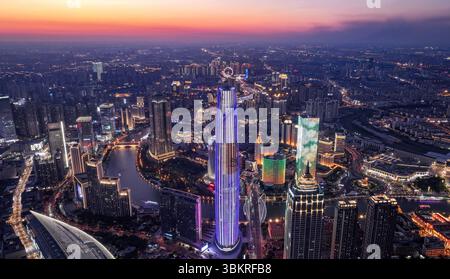 Peking, China. Juni 2025. Ein Foto der Drohne vom 21. Juni 2025 zeigt das Tianjin World Financial Center (TWFC) in Tianjin, Nordchina. Die Besichtigungshalle „Gipfeltreffen von Tianjin“ im 79. Stock des TWFC wurde am Sonntag offiziell für die Öffentlichkeit eröffnet. Besucher können nun aus 310 Metern Höhe einen 360-Grad-Panoramablick auf die Stadtlandschaft von Tianjin genießen. Der TWFC liegt am Fluss Haihe im zentralen Stadtgebiet von Tianjin und 336,9 ist damit einer der berühmtesten Wolkenkratzer der Stadt seit seiner Fertigstellung im Jahr 2011. Quelle: Sun Fanyue/Xinhua/Alamy Live News Stockfoto