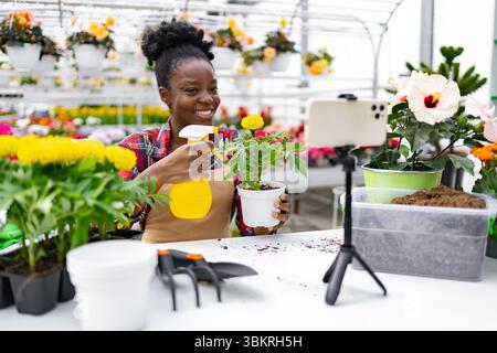 Frau Filmt Gardening Tutorial Stockfoto