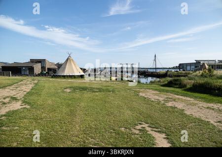 Roskilde, Dänemark. Juni 2025. Das Wikingerschiffmuseum (Dänisch Vikingeskibsmuseet) in Roskilde vor dem 1. Kopenhagener Sprint 2025 - Men's Elite A 235, 7 km eintägiges Rennen von Roskilde nach Kopenhagen. An diesem Wochenende findet zum ersten Mal in Dänemark das internationale Radrennen „Copenhagen Sprint“ statt. Es ist ein sogenanntes World Tour-Rennen, das viele der besten Fahrer der Welt zusammenbringen wird. Das Frauen-Rennen findet am Samstag statt, das Männer-Rennen am Sonntag. Quelle: SOPA Images Limited/Alamy Live News Stockfoto