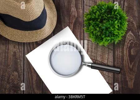 Lupe auf Papier auf Seite eines braunen Hut Stockfoto