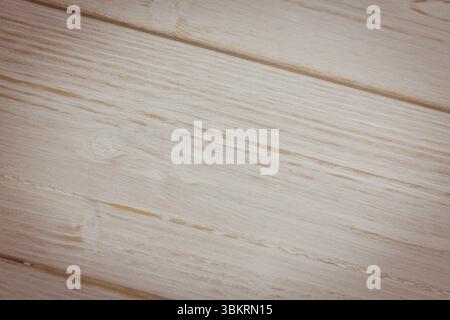 Die Oberfläche der hellen Holzdiele ist in flacher Ausführung mit sichtbarer Körnung und Knoten dargestellt Stockfoto