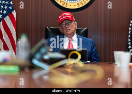 US-Präsident Donald J. Trump beobachtet US-Luftangriffe auf iranische Atomziele aus dem Lageraum des Weißen Hauses während der Operation Midnight Hammer am 21. Juni 2025. (USA) Stockfoto