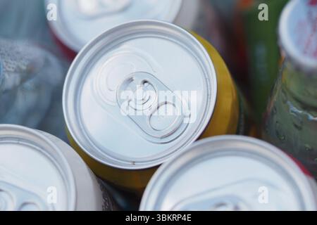 Nahaufnahme von Limonade-Oberteilen in einer Kollektion Stockfoto