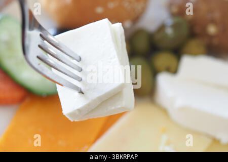 Köstliche Auswahl an Käse und Gemüse auf einer Gabel Stockfoto