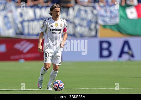 Charlotte, North Carolina, USA. 22. Juni 2025: Charlotte, NC, USA: Luka Modric von Real Madrid kontrolliert den Ball während des Spiels zwischen Real Madrid und CF Pachuca, in der 2. Runde der Gruppe H bei der FIFA Club-Weltmeisterschaft 2025, im Bank of America Stadion Credit: Action Plus Sports Images/Alamy Live News Stockfoto